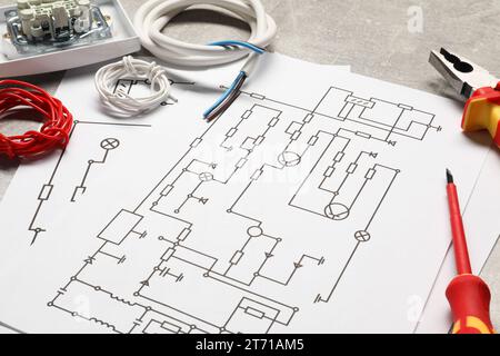 Schémas de câblage, fils et outils sur tableau gris, gros plan Banque D'Images