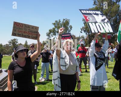 Australie, Canberra, 13 novembre 2023. Des centaines de manifestants de toute l'Australie se rassemblent devant le Parlement pour exiger que le gouvernement australien soutienne un cessez-le-feu à Gaza et élève sa voix contre la guerre génocidaire israélienne contre les palestiniens. Crédit : Leo Bild/Alamy Live News Banque D'Images