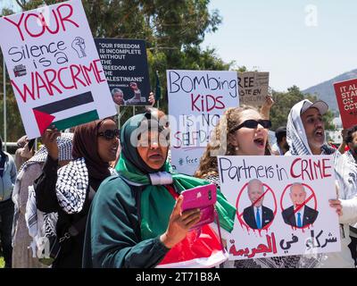 Australie, Canberra, 13 novembre 2023. Des centaines de manifestants de toute l'Australie se rassemblent devant le Parlement pour exiger que le gouvernement australien soutienne un cessez-le-feu à Gaza et élève sa voix contre la guerre génocidaire israélienne contre les palestiniens. Crédit : Leo Bild/Alamy Live News Banque D'Images