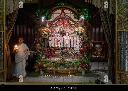 NEW YORK, NEW YORK - NOVEMBRE 12 : Nikunja Bihari Das se tient au sanctuaire lors d'une célébration de Diwali au Centre Hare Krishna de la Société internationale pour la conscience de Krishna (ISKCON) le 12 novembre 2023 dans le quartier de Brooklyn à New York. Diwali également connu sous le nom de Deepavali, et le «festival des lumières», est l'un des festivals les plus populaires de l'hindouisme. Il symbolise la « victoire spirituelle de la lumière sur les ténèbres, du bien sur le mal et de la connaissance sur l'ignorance ». (Photo Ron Adar / SOPA Images/Sipa USA) Banque D'Images