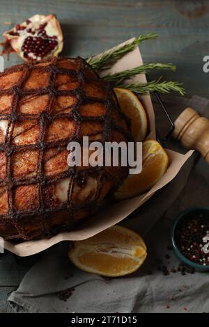 Délicieux jambon cuit au four, tranches d'orange et romarin sur la table, vue dessus Banque D'Images