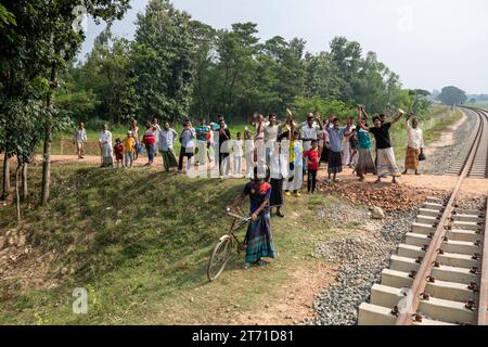 05, novembre 2023, Cox's Bazar, Bangladesh. Les célébrations éclatent alors que le premier train voyage sur la nouvelle ligne de chemin de fer Chittagong-Cox's Bazar, avec cro excité Banque D'Images