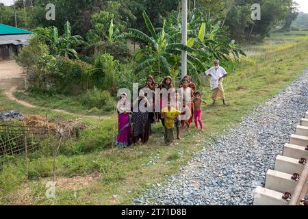 05, novembre 2023, Cox's Bazar, Bangladesh. Les célébrations éclatent alors que le premier train voyage sur la nouvelle ligne de chemin de fer Chittagong-Cox's Bazar, avec cro excité Banque D'Images