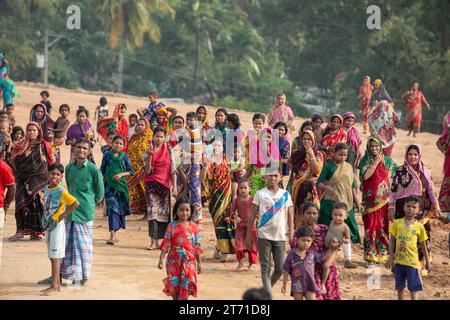 05, novembre 2023, Cox's Bazar, Bangladesh. Les célébrations éclatent alors que le premier train voyage sur la nouvelle ligne de chemin de fer Chittagong-Cox's Bazar, avec cro excité Banque D'Images