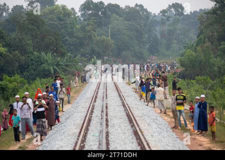 05, novembre 2023, Cox's Bazar, Bangladesh. Les célébrations éclatent alors que le premier train voyage sur la nouvelle ligne de chemin de fer Chittagong-Cox's Bazar, avec cro excité Banque D'Images