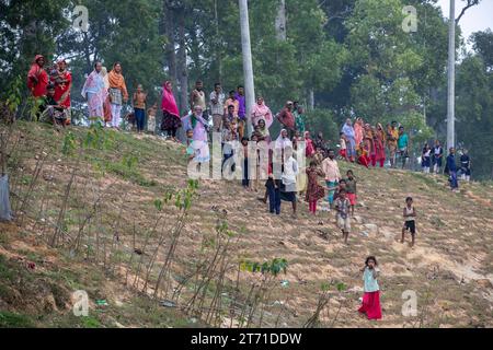 05, novembre 2023, Cox's Bazar, Bangladesh. Les célébrations éclatent alors que le premier train voyage sur la nouvelle ligne de chemin de fer Chittagong-Cox's Bazar, avec cro excité Banque D'Images