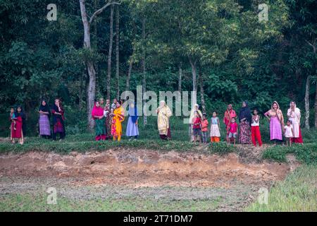 05, novembre 2023, Cox's Bazar, Bangladesh. Les célébrations éclatent alors que le premier train voyage sur la nouvelle ligne de chemin de fer Chittagong-Cox's Bazar, avec cro excité Banque D'Images