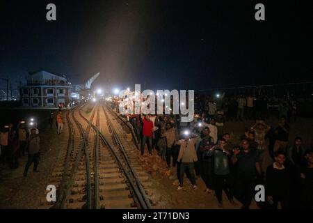 05, novembre 2023, Cox's Bazar, Bangladesh. Les célébrations éclatent alors que le premier train voyage sur la nouvelle ligne de chemin de fer Chittagong-Cox's Bazar, avec cro excité Banque D'Images