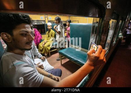 05, novembre 2023, Cox's Bazar, Bangladesh. Les célébrations éclatent alors que le premier train voyage sur la nouvelle ligne de chemin de fer Chittagong-Cox's Bazar, avec cro excité Banque D'Images