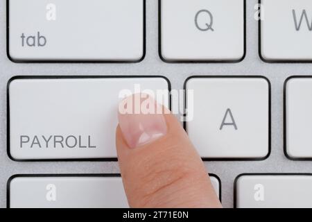 Femme appuyant sur le bouton avec mot paie sur le clavier, vue de dessus Banque D'Images