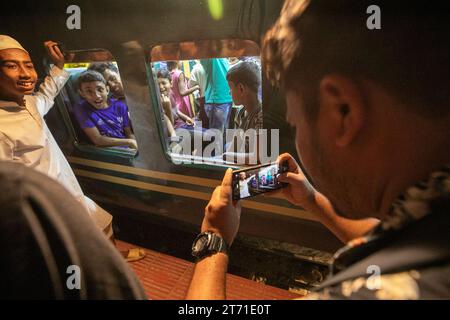 05, novembre 2023, Cox's Bazar, Bangladesh. Les célébrations éclatent alors que le premier train voyage sur la nouvelle ligne de chemin de fer Chittagong-Cox's Bazar, avec cro excité Banque D'Images