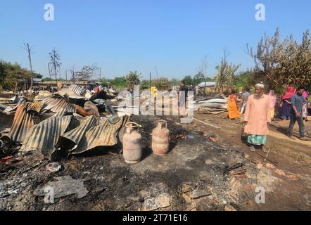 Dimapur, Inde : 13 novembre 2023 : les résidents marchent devant leur maison carbonisée après un enfer dans la nuit de Diwali, la fête hindoue de la lumière, qui a détruit au moins 50 maisons tuant 5 personnes à Naharbari à Dimapur, en Inde, dans l'état nord-est du Nagaland. Crédit : Caisii Mao/Alamy Live News Banque D'Images