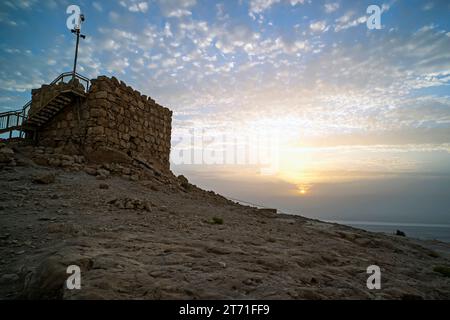 La tour la plus haute de Massada contre le ciel nuageux au lever du soleil. Des fouilles sur les ruines historiques de l'époque antique. Israël Banque D'Images