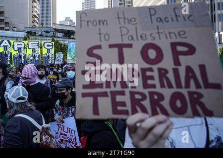 San Francisco, États-Unis. 12 novembre 2023. San Francisco, États-Unis. 12 novembre 2023. Une personne tient une pancarte qui écrit "STOP IMPERIAL TERROR" pendant la manifestation. La coopération économique Asie-Pacifique (APEC) accueille son sommet 2023 à San Francisco, en Californie, du 11 au 17 novembre, principalement au Moscone Center. Le sommet attire des dirigeants et des représentants du monde des affaires de divers pays, qui participent à des discussions sur divers enjeux mondiaux. Crédit : SOPA Images Limited/Alamy Live News crédit : SOPA Images Limited/Alamy Live News Banque D'Images