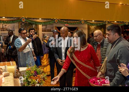 NEW YORK, NEW YORK - NOVEMBRE 12 : Eric Adams, maire de New York, Jenifer Rajkumar, membre de l’assemblée de l’État de New York, et Caitanyananda Das déposent des fleurs devant sa Divine grâce AC Bhaktivedanta Swami Prabhupada lors d’une célébration Diwali au Centre Hare Krishna de la Société internationale pour la conscience de Krishna (ISKCON) le 12 novembre 2023 dans le quartier de Brooklyn à New York. Diwali également connu sous le nom de Deepavali, et le «festival des lumières», est l'un des festivals les plus populaires de l'hindouisme. Il symbolise la victoire spirituelle de la lumière sur les ténèbres, du bien sur le mal, et de la connaissance sur ignora Banque D'Images