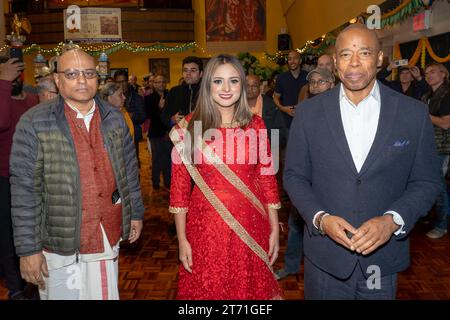 NEW YORK, NEW YORK - NOVEMBRE 12 : le maire de New York Eric Adams (à droite), Jenifer Rajkumar (à droite), membre de l'assemblée de l'État de New York, et Jagannath Rao assistent à une célébration de Diwali au Centre Hare Krishna de la Société internationale pour la conscience de Krishna (ISKCON) le 12 novembre 2023 dans le quartier de Brooklyn à New York. Diwali également connu sous le nom de Deepavali, et le «festival des lumières», est l'un des festivals les plus populaires de l'hindouisme. Il symbolise la « victoire spirituelle de la lumière sur les ténèbres, du bien sur le mal et de la connaissance sur l'ignorance ». Banque D'Images