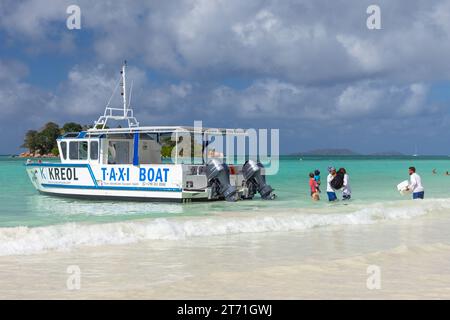 Praslin, Seychelles - 14 août 2023 : les touristes sont près du bateau-taxi à Cote Dor Beach Banque D'Images