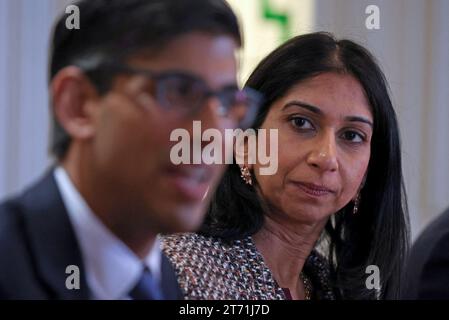 Photo de dossier datée du 03/04/23 du Premier ministre Rishi Sunak et (alors) de la ministre de l'intérieur Suella Braverman lors d'une visite à un hôtel à Rochdale, dans le Grand Manchester, pour une réunion du groupe de travail sur les gangs de grooming. Banque D'Images