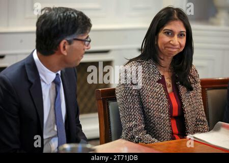 Photo de dossier datée du 03/04/23 du Premier ministre Rishi Sunak et (alors) de la ministre de l'intérieur Suella Braverman lors d'une visite à un hôtel à Rochdale, dans le Grand Manchester, pour une réunion du groupe de travail sur les gangs de grooming. Banque D'Images