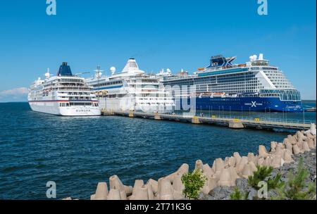 Tallinn, Estonie - 24 juillet 2023 : navires de croisière dans le port de Tallinn. Hapag-Lloyd Cruises Europa, Aida Cruises Avitak et Celebrity Cruises Apex. Banque D'Images