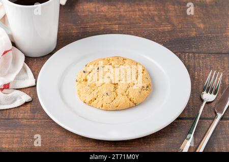 Biscuits aux amandes amères ou nom turc acibadem kurabiyesi avec du café sur une table en bois Banque D'Images