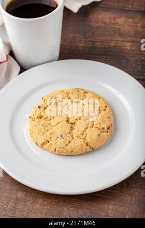 Biscuits aux amandes amères ou nom turc acibadem kurabiyesi avec du café sur une table en bois Banque D'Images