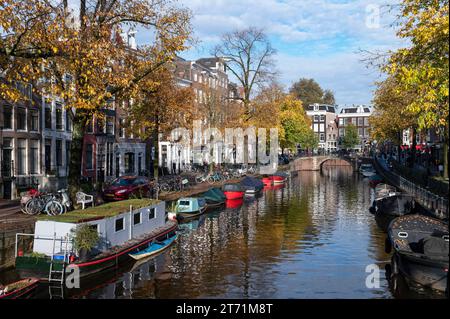 Amsterdam, pays-Bas. 12 novembre 2023. Un superbe kaléidoscope de couleurs automnales se reflète dans les eaux du canal Amsterdam Spiegelgracht, tandis que les arbres perdent leurs feuilles avant l'hiver. Spiegelgracht et le Spiegelkwartier sont peut-être mieux connus pour leurs boutiques d'art et d'antiquités. grachten, kleur, kleuren, bomen, bladeren, huis, huizen, canalhouses, réflexion, herfst, automne, crédit : Imago/Alamy Live News Banque D'Images