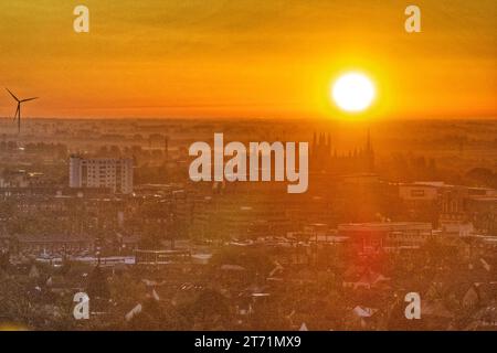 Peterborough, Royaume-Uni. 11 novembre 2023. Un beau lever de soleil derrière la cathédrale de Peterborough par un début de journée froid à Peterborough, Cambridgeshire, Royaume-Uni, le 11 novembre 2023. Crédit : Paul Marriott/Alamy Live News Banque D'Images