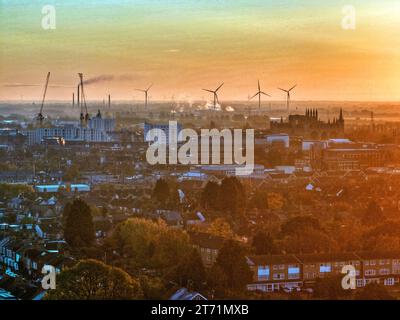 Peterborough, Royaume-Uni. 11 novembre 2023. Un beau lever de soleil par un début de journée froid à Peterborough, Cambridgeshire, Royaume-Uni, le 11 novembre 2023. Crédit : Paul Marriott/Alamy Live News Banque D'Images