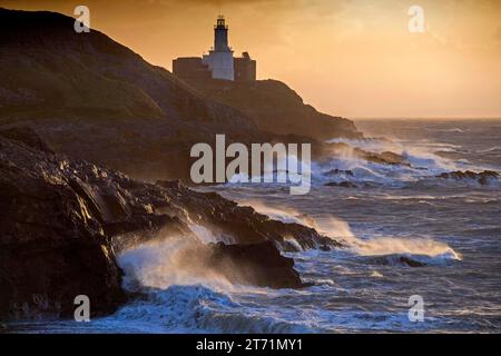 Swansea, Royaume-Uni. 13 novembre 2023. Les vagues s'écrasent dans les rochers du phare de Mumbles et du promontoire près de Swansea peu après le lever du soleil alors que Storm Debi se déplace dans le sud du Royaume-Uni ce matin. Crédit : Phil Rees/Alamy Live News Banque D'Images