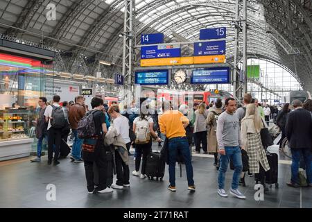 Reisende, WARTEN, Bahnsteig, Hauptbahnhof, Francfort, Hessen, Deutschland Banque D'Images