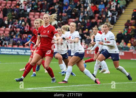 Gemma Bonner de Liverpool Women (maillot rouge) et Olga Ahtinen de Tottenham Hotspur Women lors du match de football FA Women's Super League entre Totten Banque D'Images