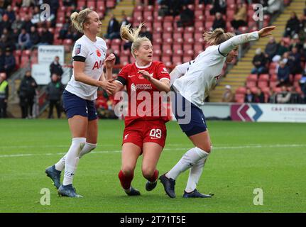 Gemma Bonner de Liverpool Women (maillot rouge) et Amy Turner de Tottenham Hotspur Women lors du match de football FA Women's Super League entre Totten Banque D'Images