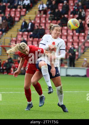 Gemma Bonner de Liverpool Women (maillot rouge) et Amy Turner de Tottenham Hotspur Women lors du match de football FA Women's Super League entre Tottenh Banque D'Images