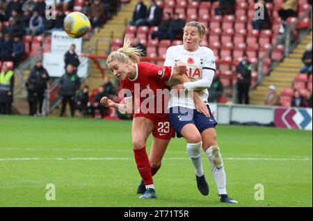 Gemma Bonner de Liverpool Women (maillot rouge) et Amy Turner de Tottenham Hotspur Women lors du match de football FA Women's Super League entre Tottenh Banque D'Images