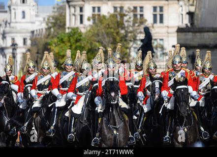 Membres de la Household Cavalry chevauchant à travers Westminster pendant la première ouverture d'État du Parlement en tant que roi Charles III. 7 novembre 2023 Banque D'Images