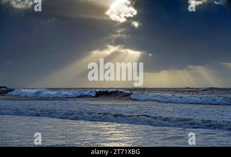 Swansea, Royaume-Uni. 13 novembre 2023. Un surfeur solitaire profitant des vagues à Langland Bay près de Swansea sous un ciel spectaculaire alors que Storm Debi se déplace dans le sud du Royaume-Uni ce matin. Crédit : Phil Rees/Alamy Live News Banque D'Images