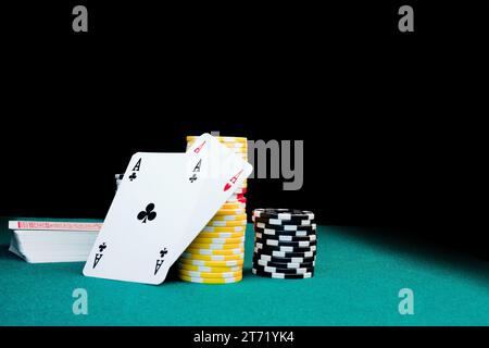 Jetons de jeu, une pile de cartes & deux as ; jetons de jeu, une pile de cartes & deux as Banque D'Images