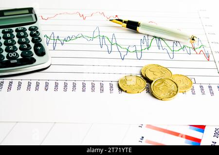 détail de la calculatrice et des pièces sur le tableau financier ; détail de la calculatrice et des pièces sur le tableau financier Banque D'Images