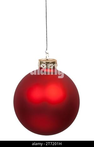 gros plan de boule rouge de noël accrochée sur fond blanc Banque D'Images