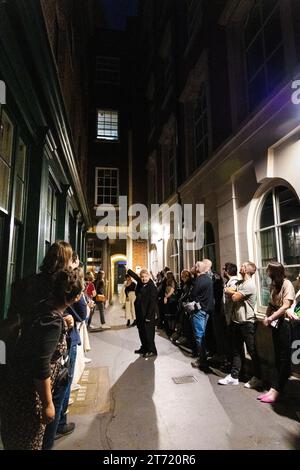 Guide touristique menant une visite fantôme autour du Square Mile, Londres, Angleterre Banque D'Images