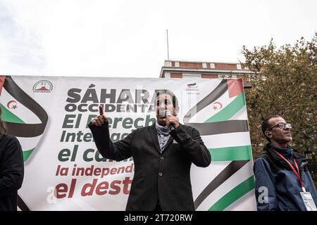 Madrid, Espagne. 11 novembre 2023. Abdulah Arabi, représentant du Front Polisario en Espagne, prend la parole pendant la manifestation. Une manifestation massive menée par le Coordonnateur d’Etat des associations solidaires avec le Sahara (CEAS-Sahara) visite Madrid pour réclamer l’autodétermination du Sahara. Crédit : SOPA Images Limited/Alamy Live News Banque D'Images