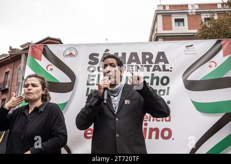 Madrid, Espagne. 11 novembre 2023. Abdulah Arabi, représentant du Front Polisario en Espagne, prend la parole pendant la manifestation. Une manifestation massive menée par le Coordonnateur d’Etat des associations solidaires avec le Sahara (CEAS-Sahara) visite Madrid pour réclamer l’autodétermination du Sahara. Crédit : SOPA Images Limited/Alamy Live News Banque D'Images