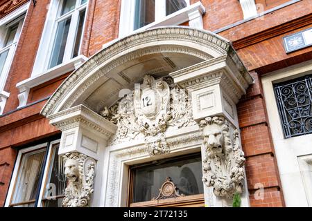 Porte extérieure ornée de 1871 Token House décorée de têtes de lion, anciennement Frederick Huth & Co banque d'affaires, Tokenhouse Yard, Londres, Angleterre Banque D'Images