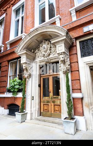 Porte extérieure ornée de 1871 Token House décorée de têtes de lion, anciennement Frederick Huth & Co banque d'affaires, Tokenhouse Yard, Londres, Angleterre Banque D'Images