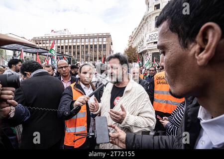 Madrid, Espagne. 11 novembre 2023. Manu Pineda (PCE) est interviewé pendant la manifestation. Une manifestation massive menée par le Coordonnateur d’Etat des associations solidaires avec le Sahara (CEAS-Sahara) visite Madrid pour réclamer l’autodétermination du Sahara. Crédit : SOPA Images Limited/Alamy Live News Banque D'Images