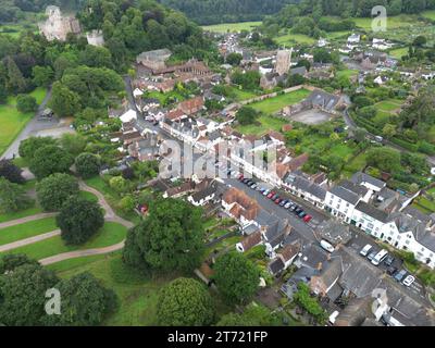 Vue aérienne drone du château de Dunster et du village historique de Dunster, Exmoor, Somerset. Sept. 2023 Banque D'Images