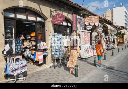 Touristes marchant autour des boutiques de souvenirs à larnaca, Chypre Banque D'Images