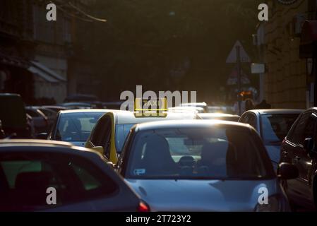 Taxi sur une rue pleine de voitures Banque D'Images