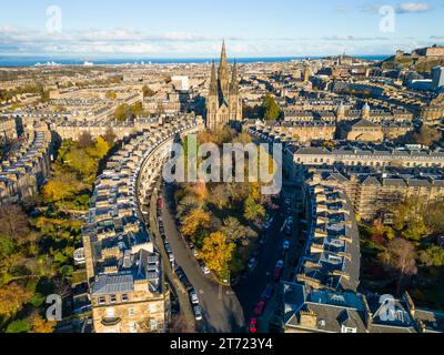 Vue aérienne en automne des rues et des logements dans le West End d'Édimbourg, Écosse, Royaume-Uni. En regardant vers l’église épiscopale St Mary le long de Grosvenor an Banque D'Images